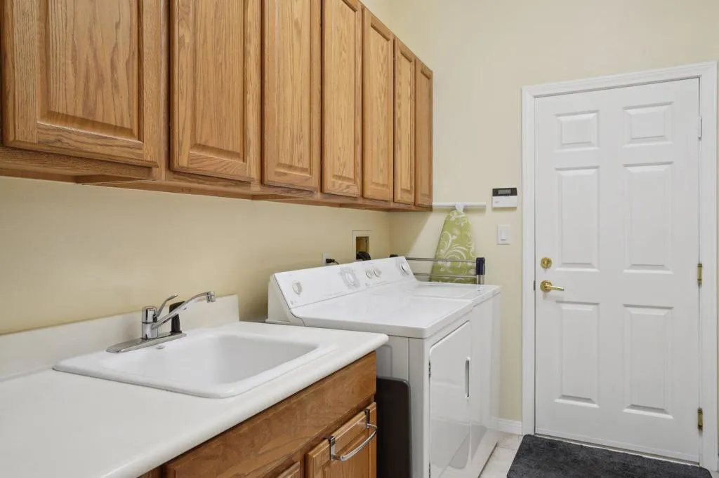 17-web-or-mls-Hoylake Dr-017