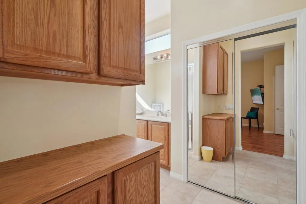 21-web-or-mls-Hoylake Dr-021