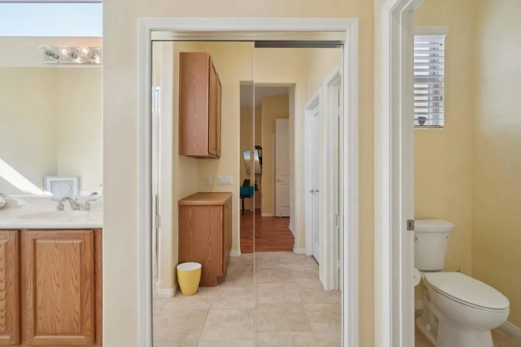 22-web-or-mls-Hoylake Dr-022