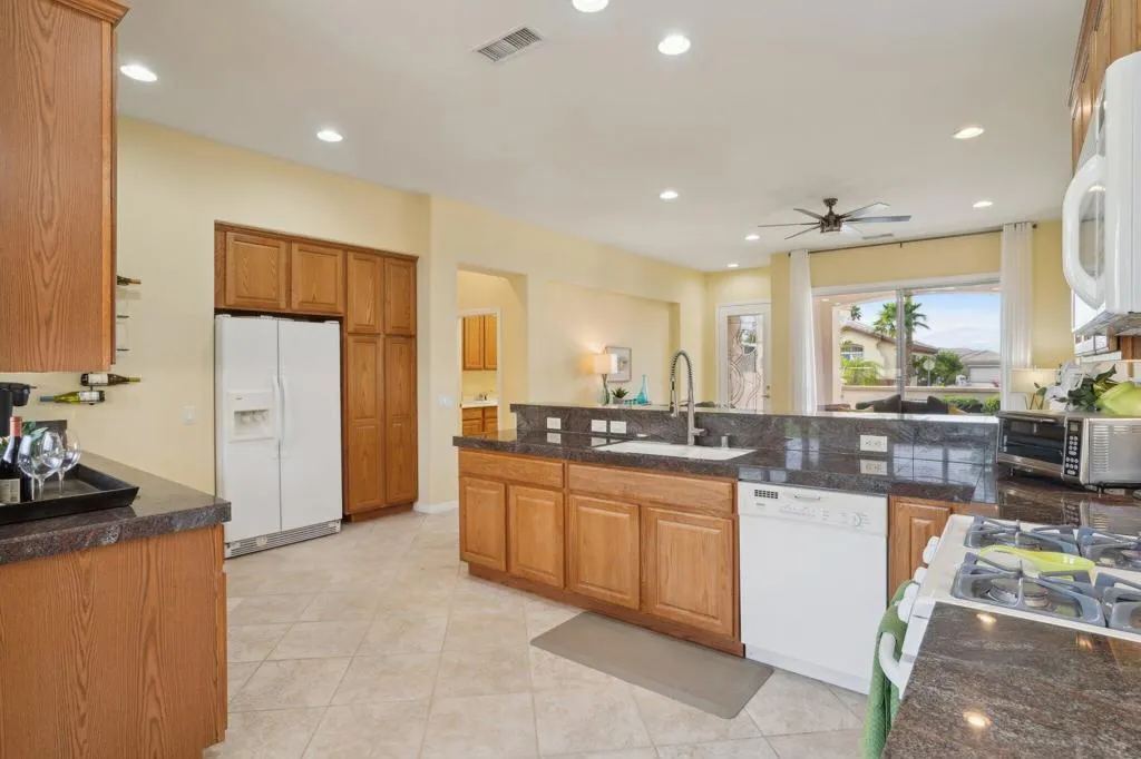16-web-or-mls-Hoylake Dr-016