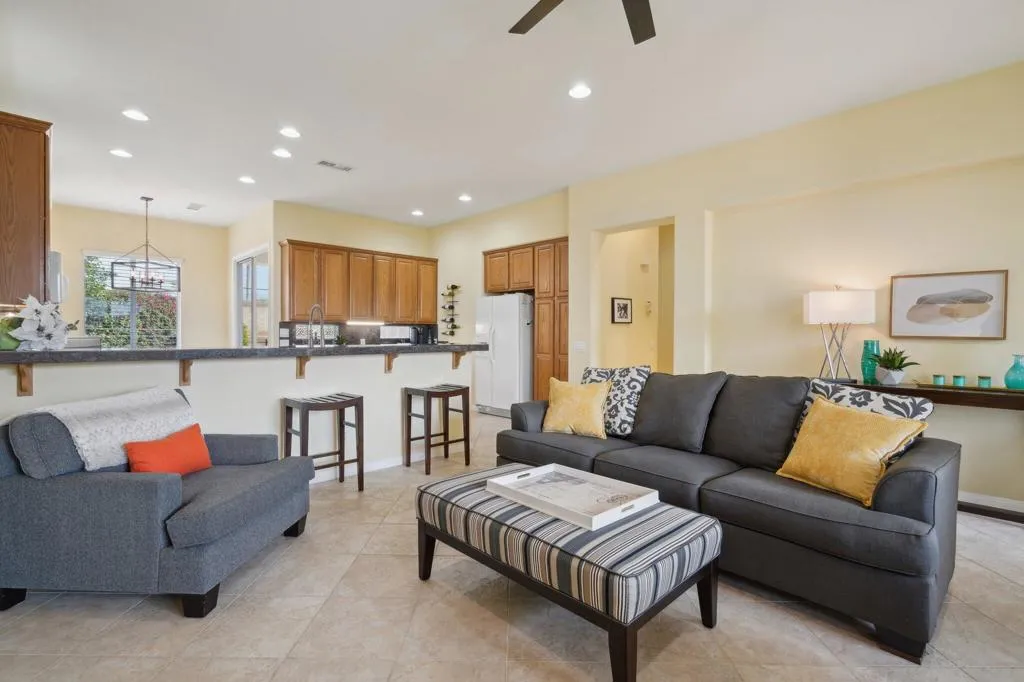 10-web-or-mls-Hoylake Dr-010