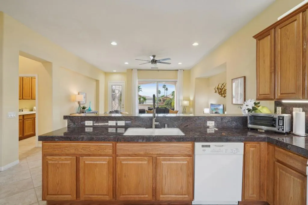 15-web-or-mls-Hoylake Dr-015