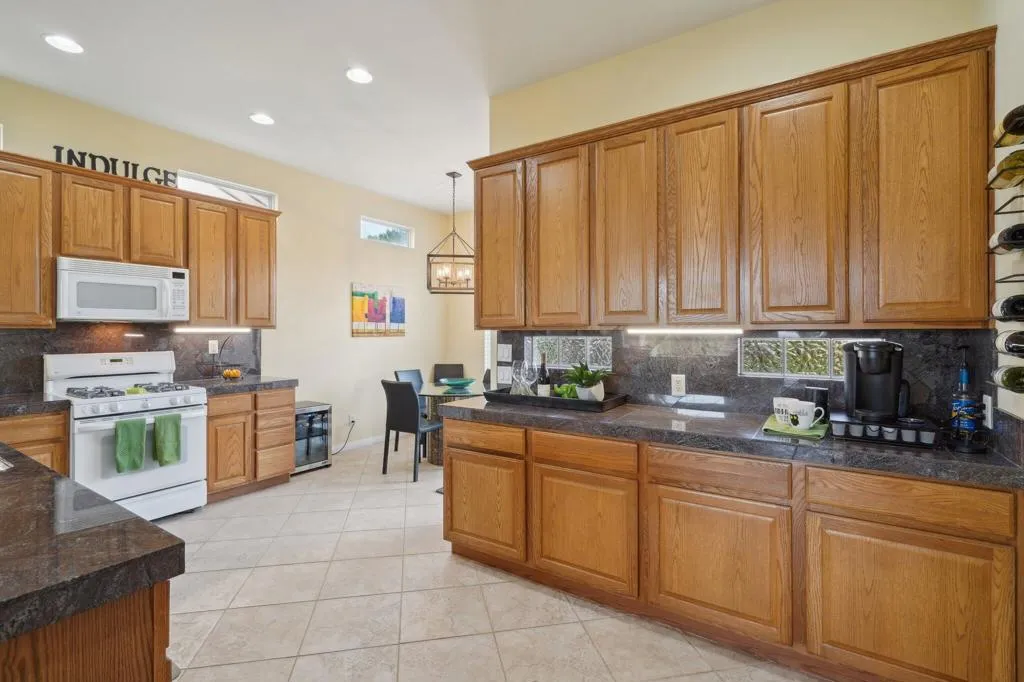 13-web-or-mls-Hoylake Dr-013