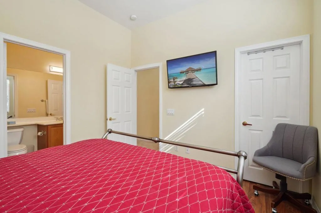 26-web-or-mls-Hoylake Dr-026