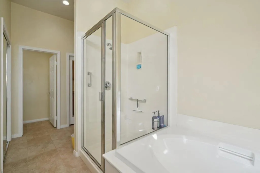 24-web-or-mls-Hoylake Dr-024