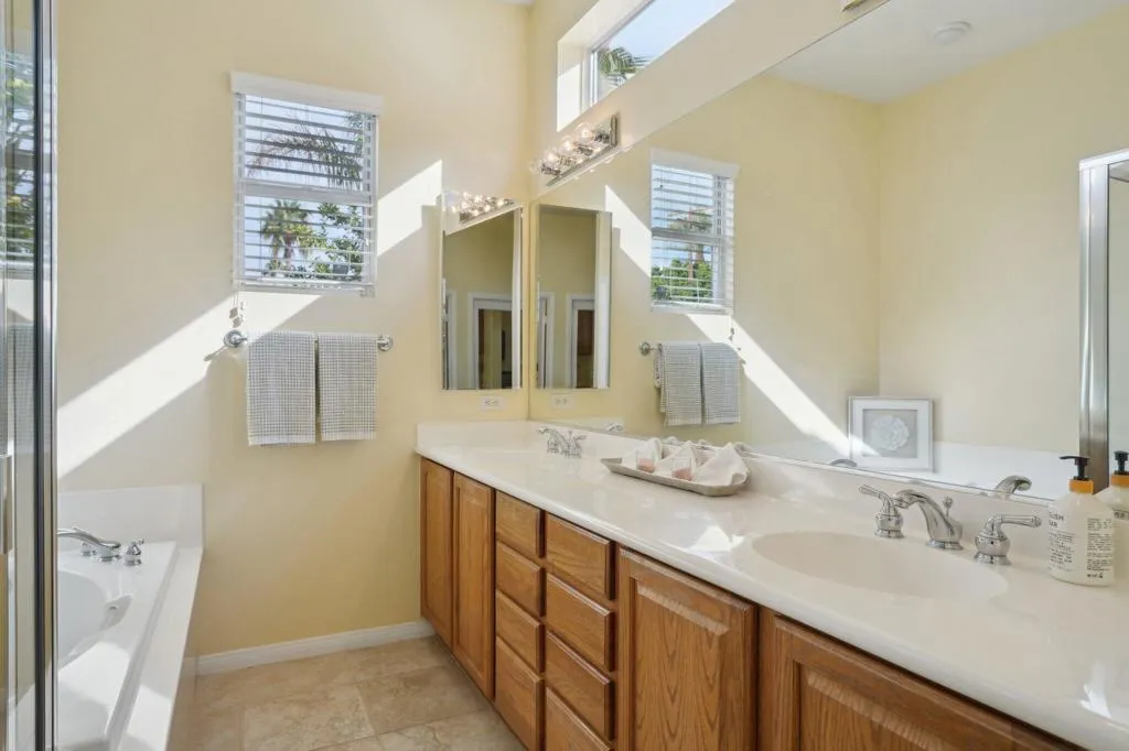 23-web-or-mls-Hoylake Dr-023