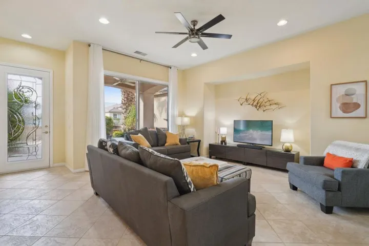 9-web-or-mls-Hoylake Dr-009
