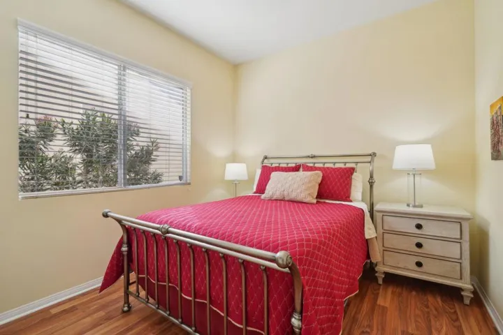 25-web-or-mls-Hoylake Dr-025