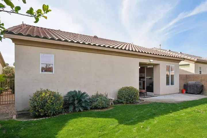 30-web-or-mls-Hoylake Dr-030