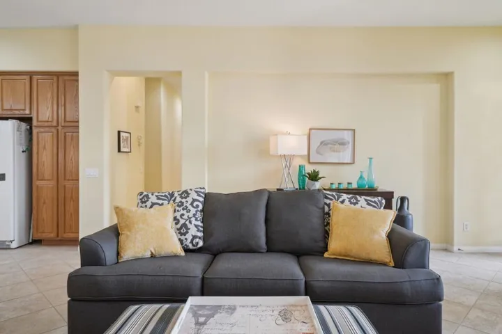11-web-or-mls-Hoylake Dr-011