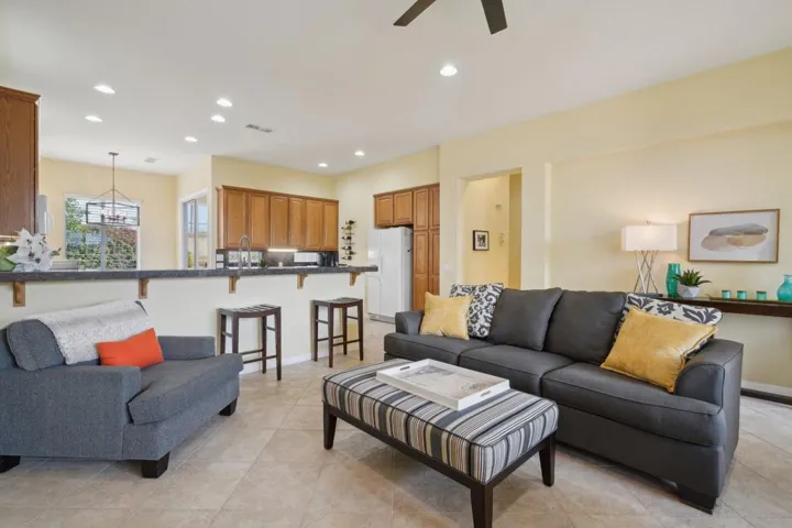 10-web-or-mls-Hoylake Dr-010