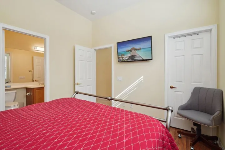 26-web-or-mls-Hoylake Dr-026