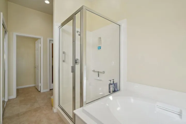 24-web-or-mls-Hoylake Dr-024