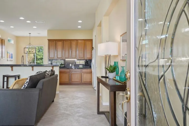 8-web-or-mls-Hoylake Dr-008