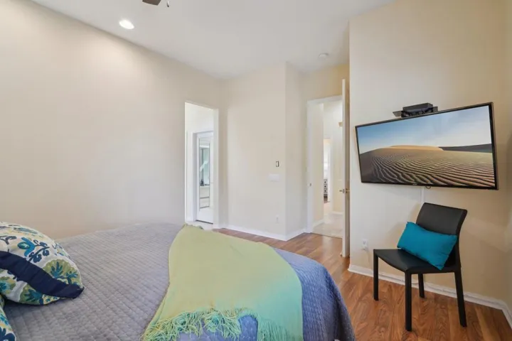19-web-or-mls-Hoylake Dr-019