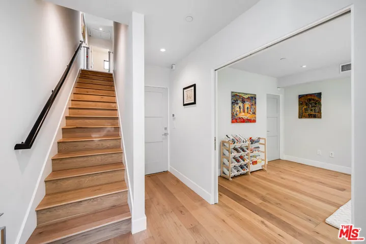 10610 W Kareen Court, Toluca Lake, California 91602 — photo 5
