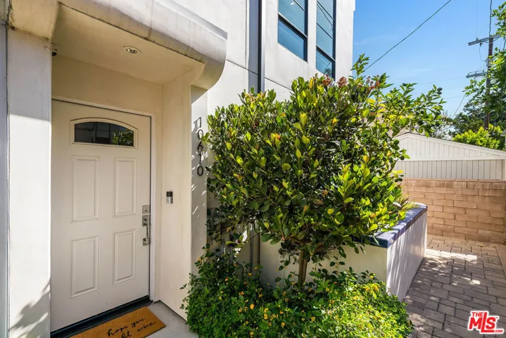 10610 W Kareen Court, Toluca Lake, California 91602 — photo 4