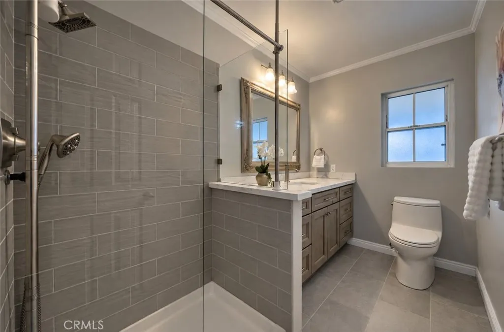 Bathroom en-suite with walk in shower Bathroom en-suite with walk in shower