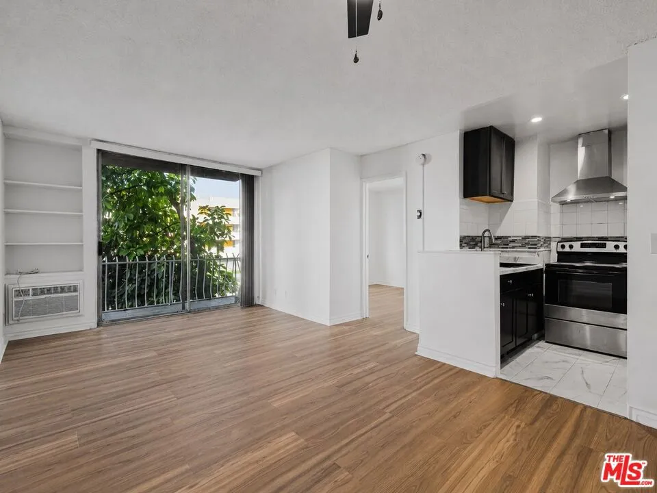 210 S La Fayette Park Pl #201
