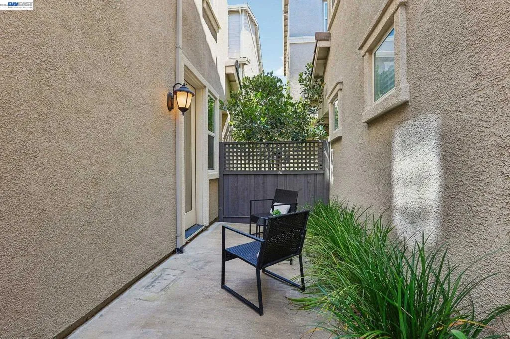 Private Side Patio Private Side Patio