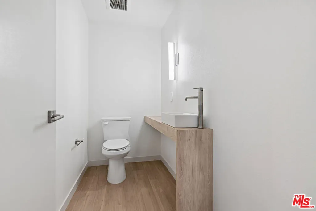Back unit - half bath Back unit - half bath