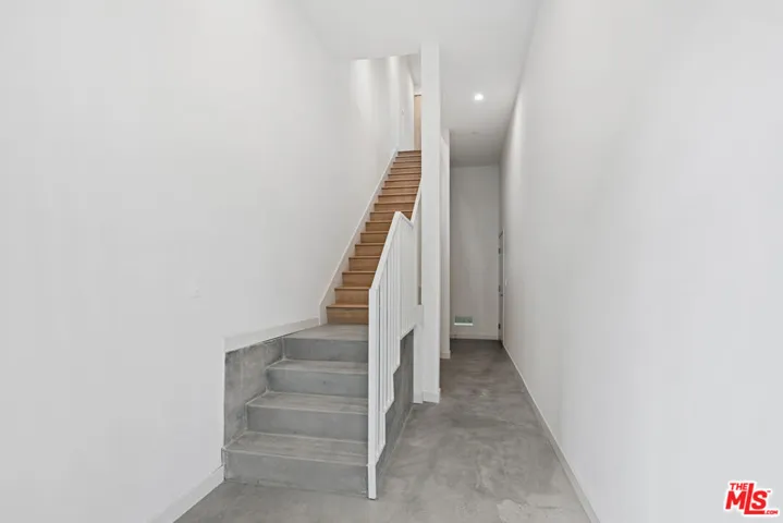 Back unit - entry