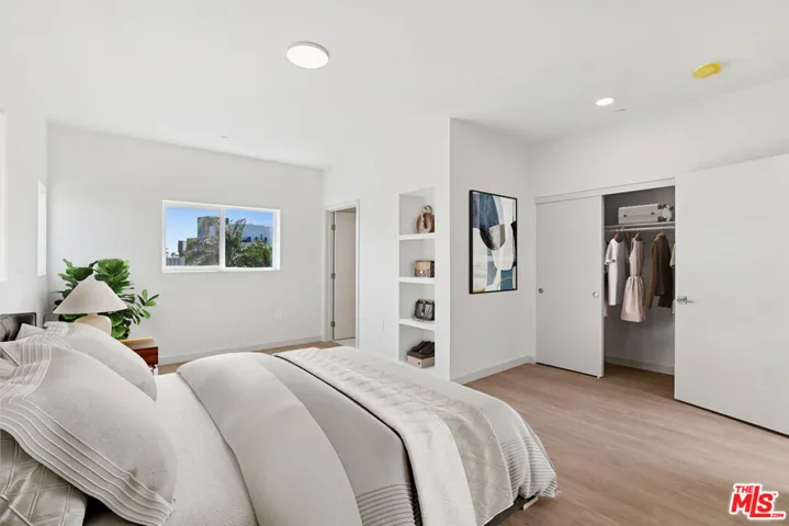 Back unit - virtually staged