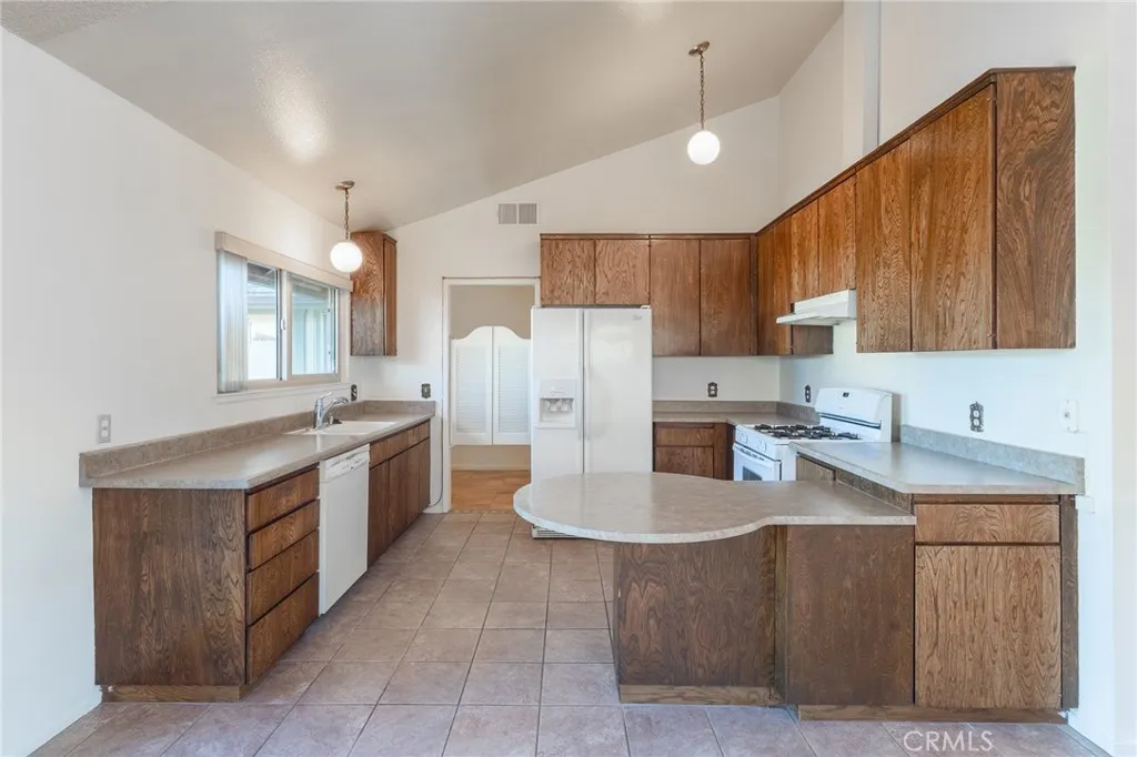 15560 Elmwood Drive, Victorville, California 92395 — photo 4