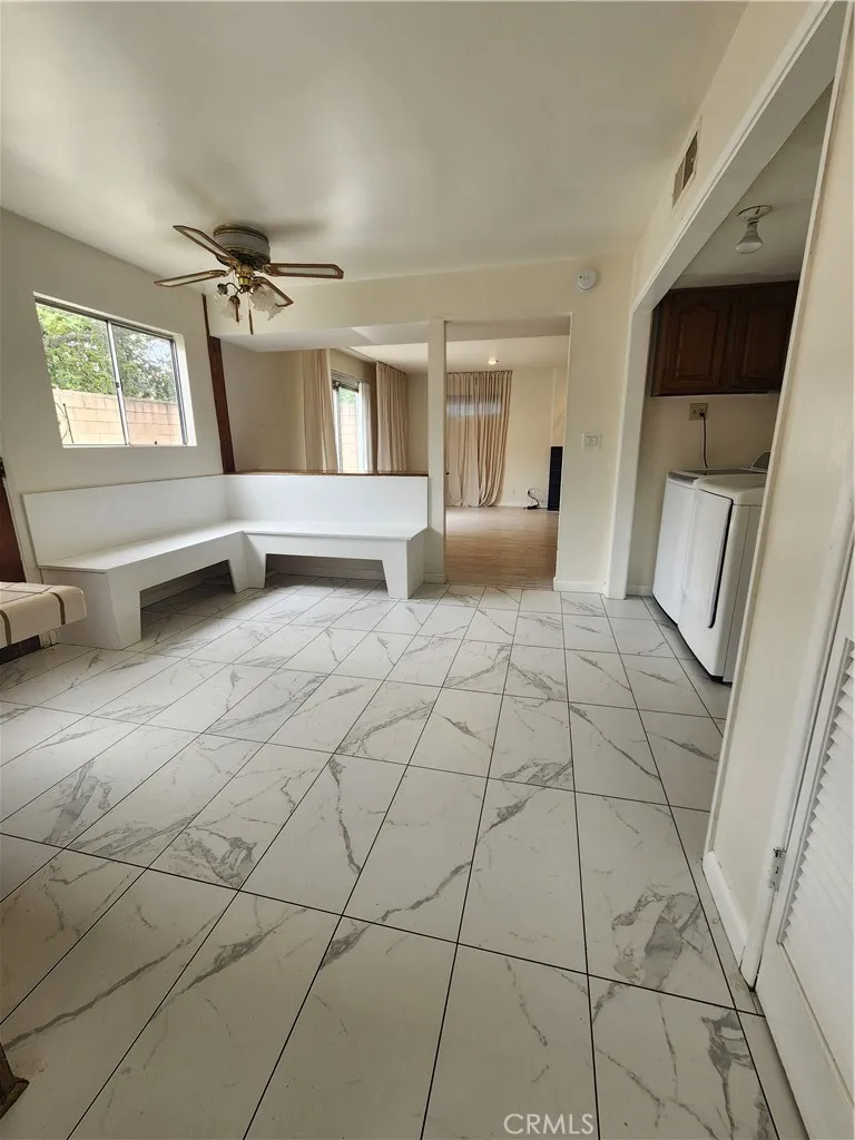 Kitchen nook / breakfast area
