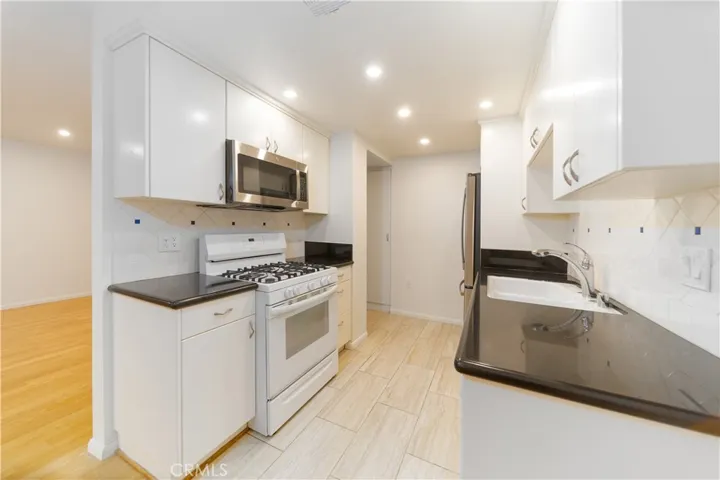 10926 Bluffside Dr. 32, Studio City, California 91604 — photo 5