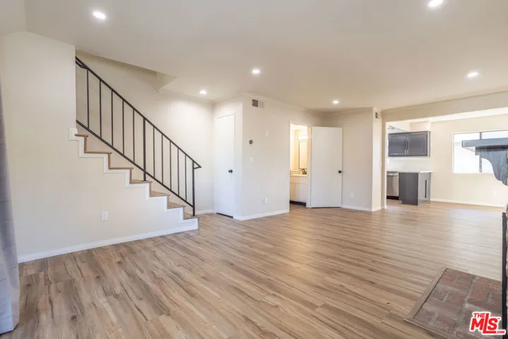 9140 Burnet Avenue 15, North Hills, California 91343 — photo 4
