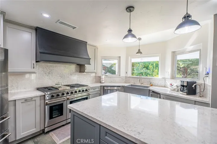 Quartz Countertop and Quartz backsplash
