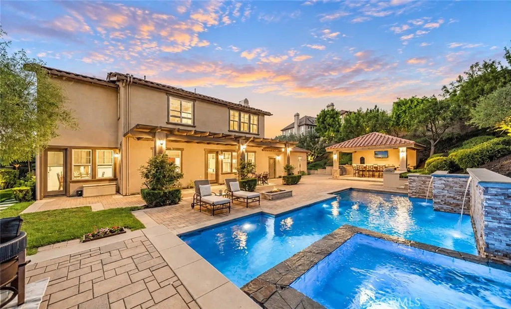 GORGEOUS & PRIVATE YARD