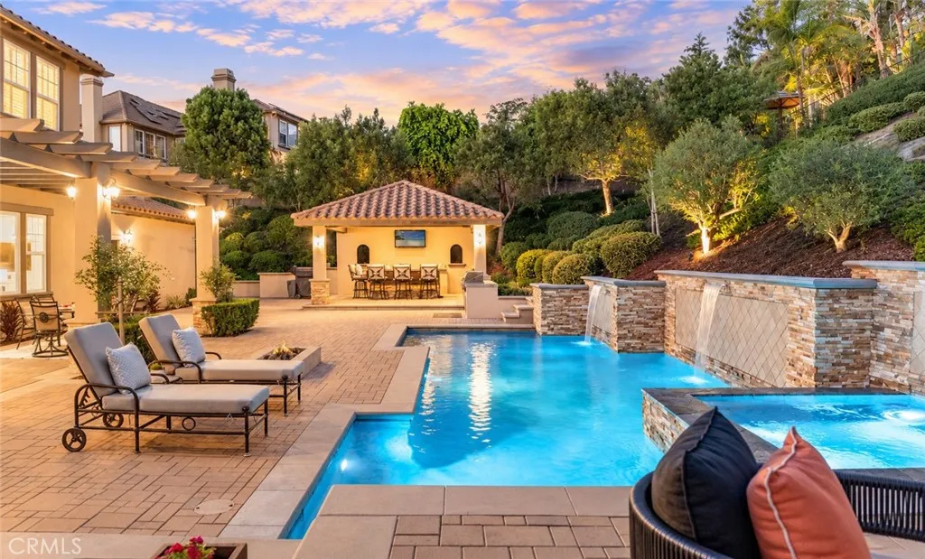 GORGEOUS & PRIVATE YARD