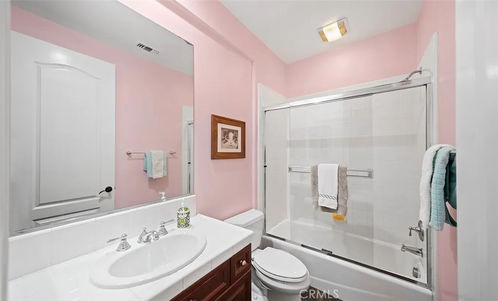 Upstairs En-Suite Bathroom