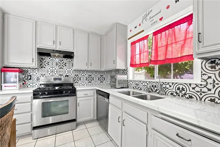 15014 Copper, Los Angeles, California 91345 — photo 5
