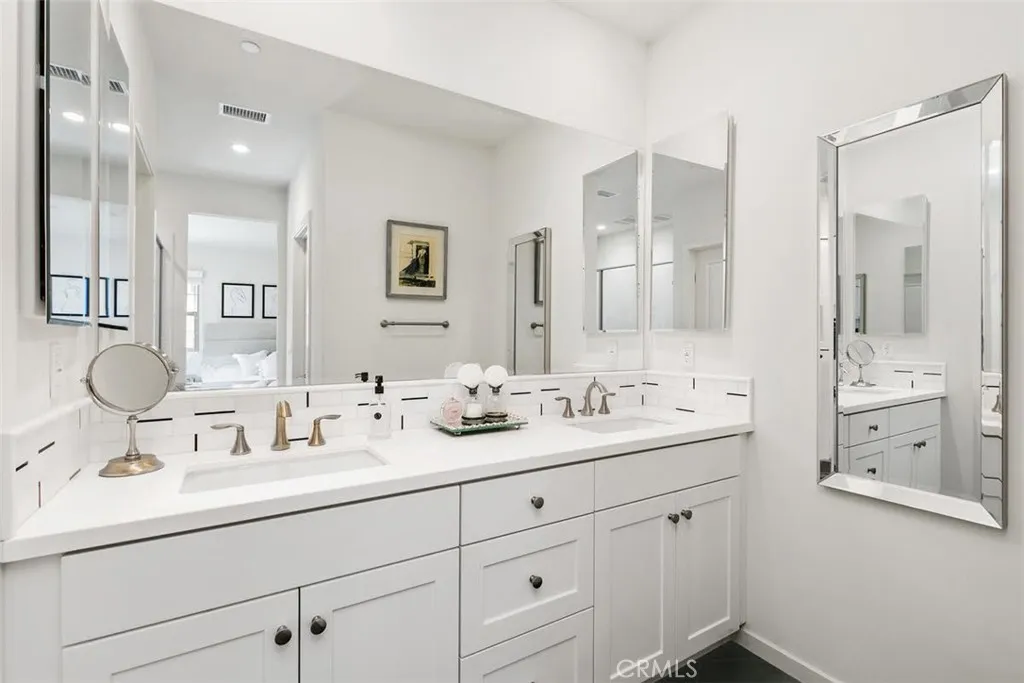 Updated ensuite primary bathroom.
