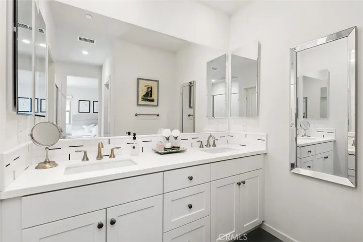 Updated ensuite primary bathroom.
