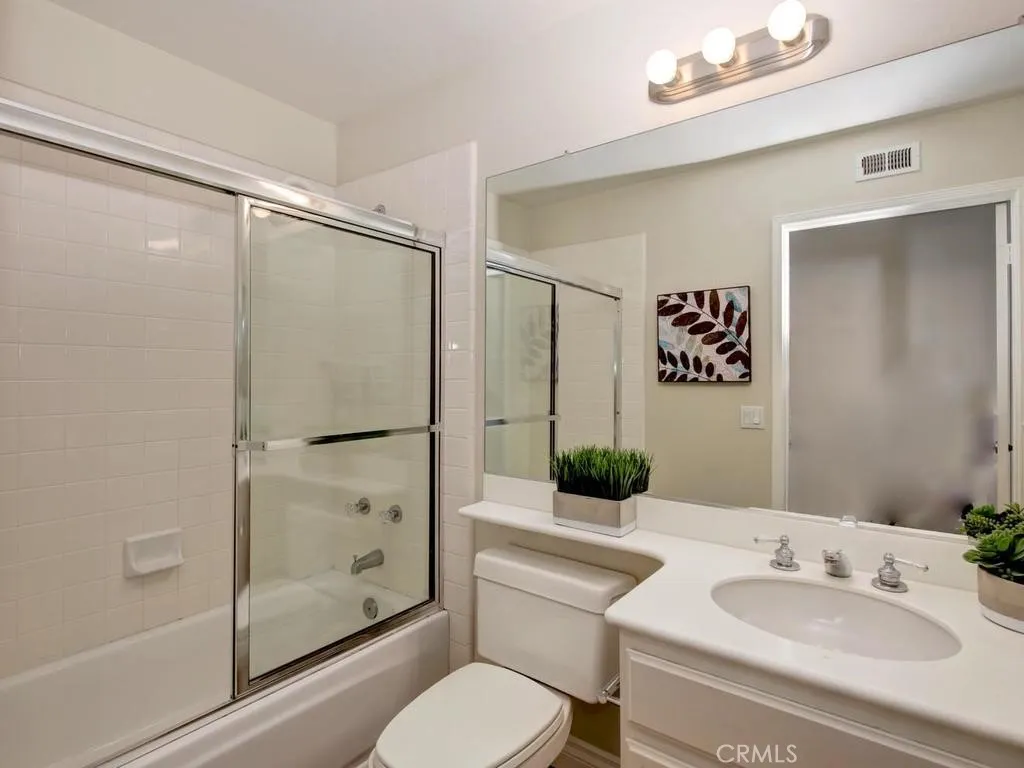 Secondary full bathroom