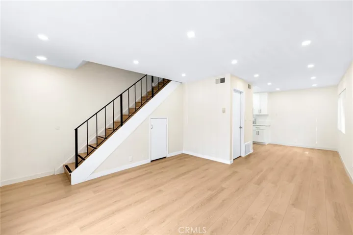 333 Riverdale Drive 14, Glendale, California 91204 — photo 4