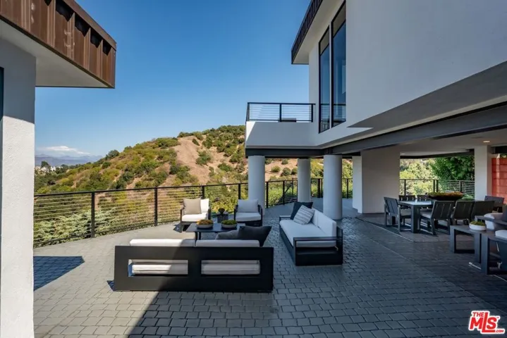3372 Longridge Terrace, Sherman Oaks, California 91423 — photo 4