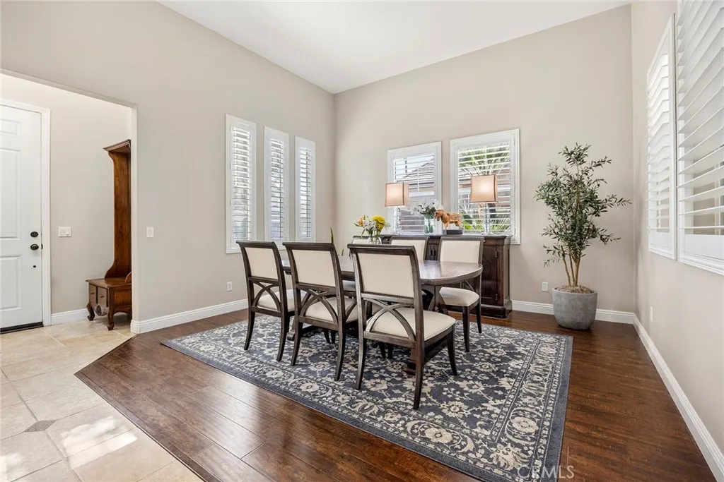 FORMAL LIVING ROOM. TALL CEIINGS FORMAL LIVING ROOM. TALL CEIINGS