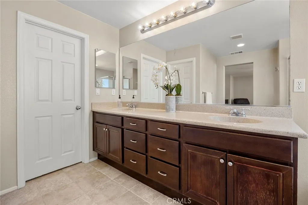DOUBLE SINKS. LOTS OF COUNTER SPACE DOUBLE SINKS. LOTS OF COUNTER SPACE