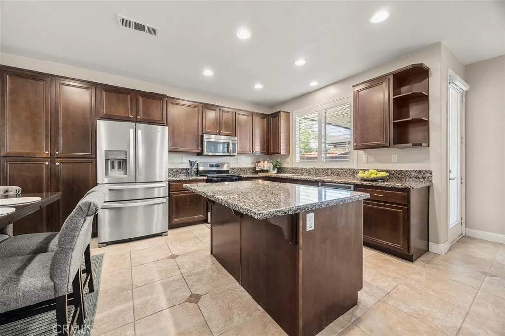 ISLAND. GRANITE COUNTER TOPS. PLANTATION SHUTTERS. NEW PAINT ISLAND. GRANITE COUNTER TOPS. PLANTATION SHUTTERS. NEW PAINT