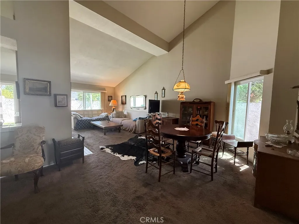 Spacious entry area into the open floor plan. Spacious entry area into the open floor plan.