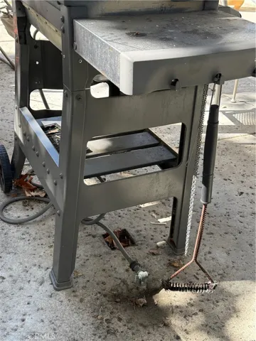 Gas line hook for alfresco dining.
