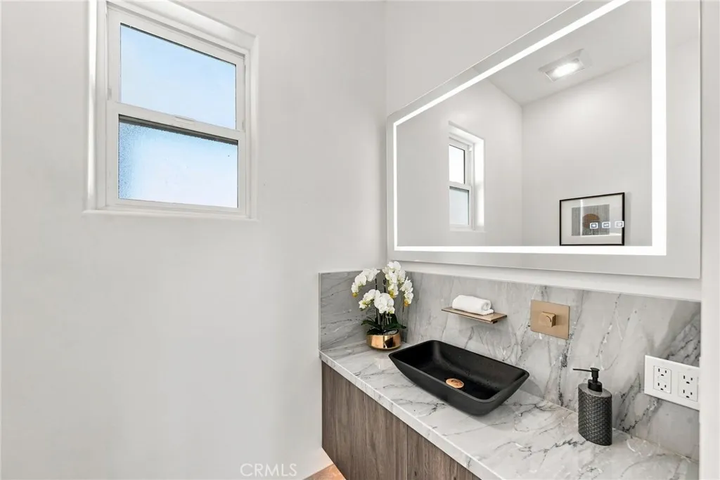 1/2 Bathroom 1/2 Bathroom