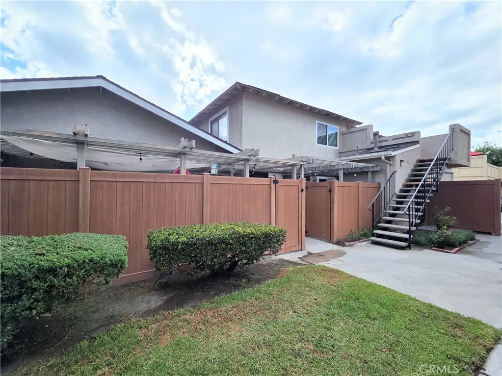 12526 Cuesta Dr