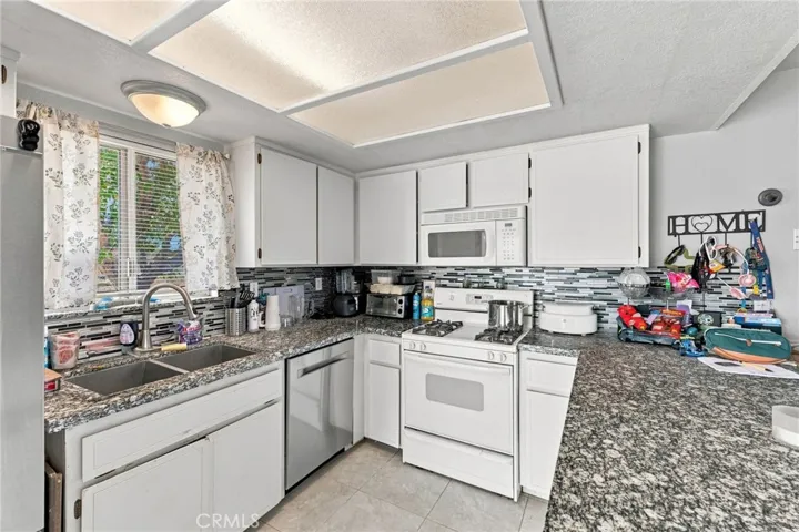 22889 Anoka, Apple Valley, California 92308 — photo 5