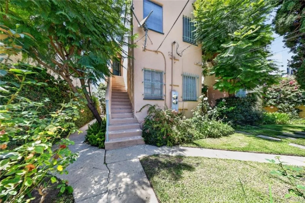 138 N La Peer Dr